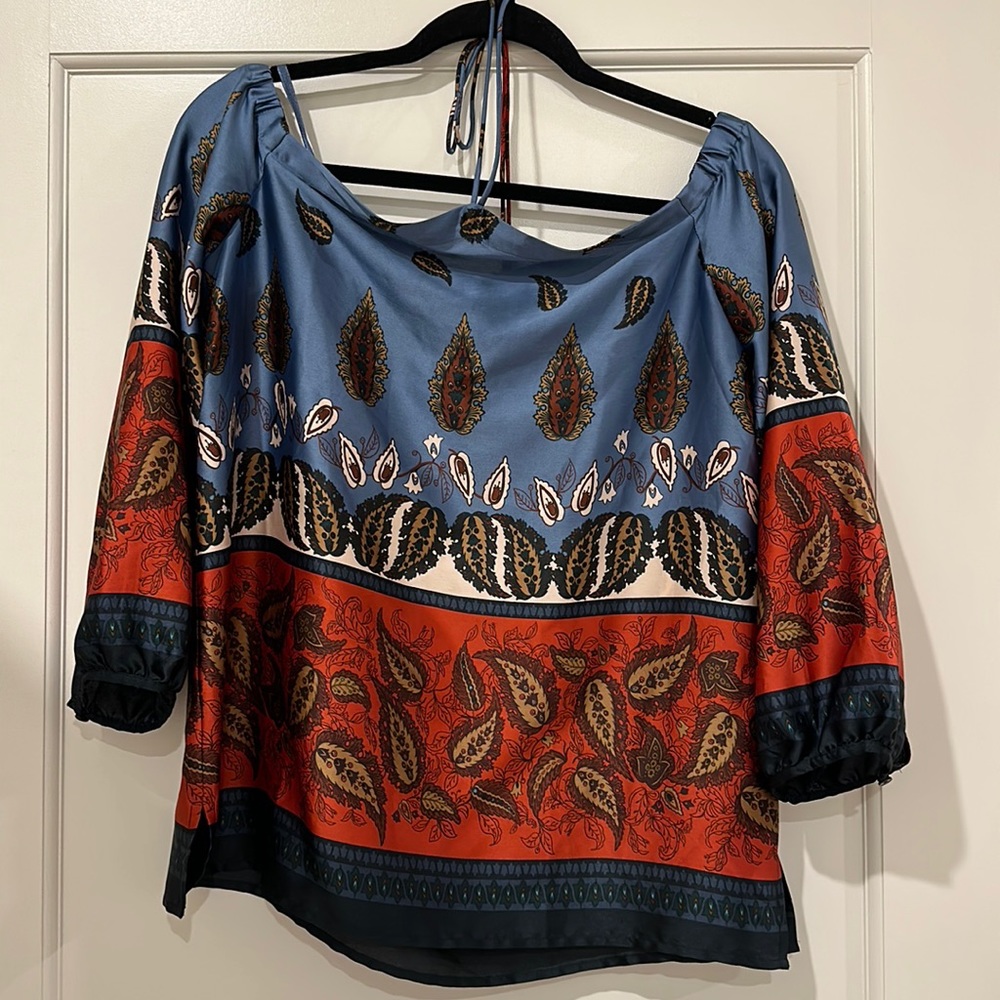 Off the shoulder, tie neck print top